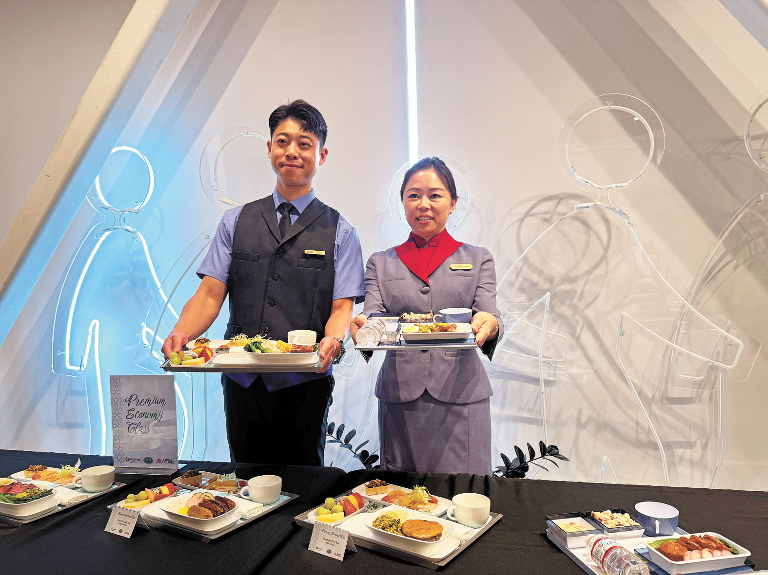 華航人員展示機上推出新餐食。記者陸新攝