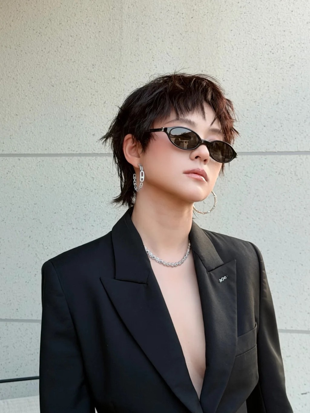 何超蓮的造型引人遐想。