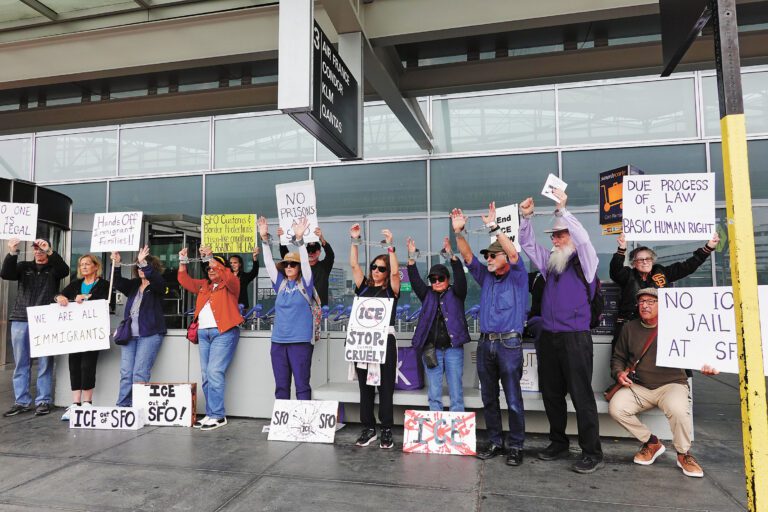 民間組織Indivisible成員周三在機場國際航站樓外抗議。記者彭詩喬攝