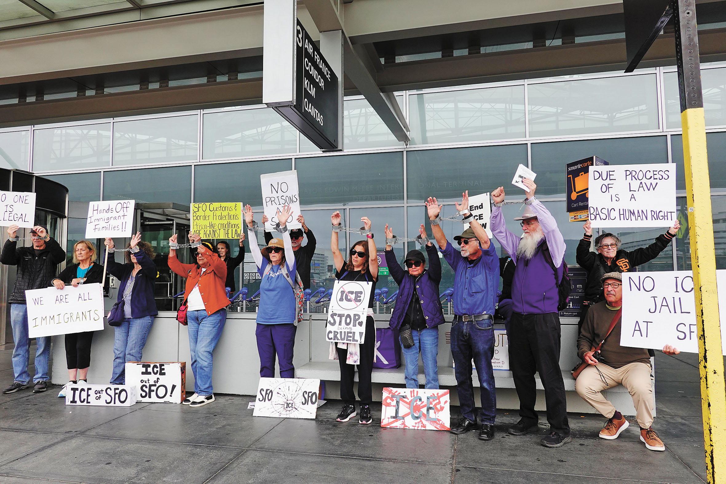 民間組織Indivisible成員周三在機場國際航站樓外抗議。記者彭詩喬攝