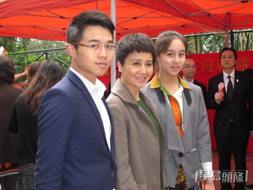 何猷亨與母親梁安琪及妹妹何超欣出席活動。