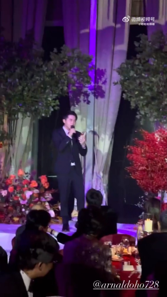 何猷亨曾在朋友的婚宴上獻唱表演。