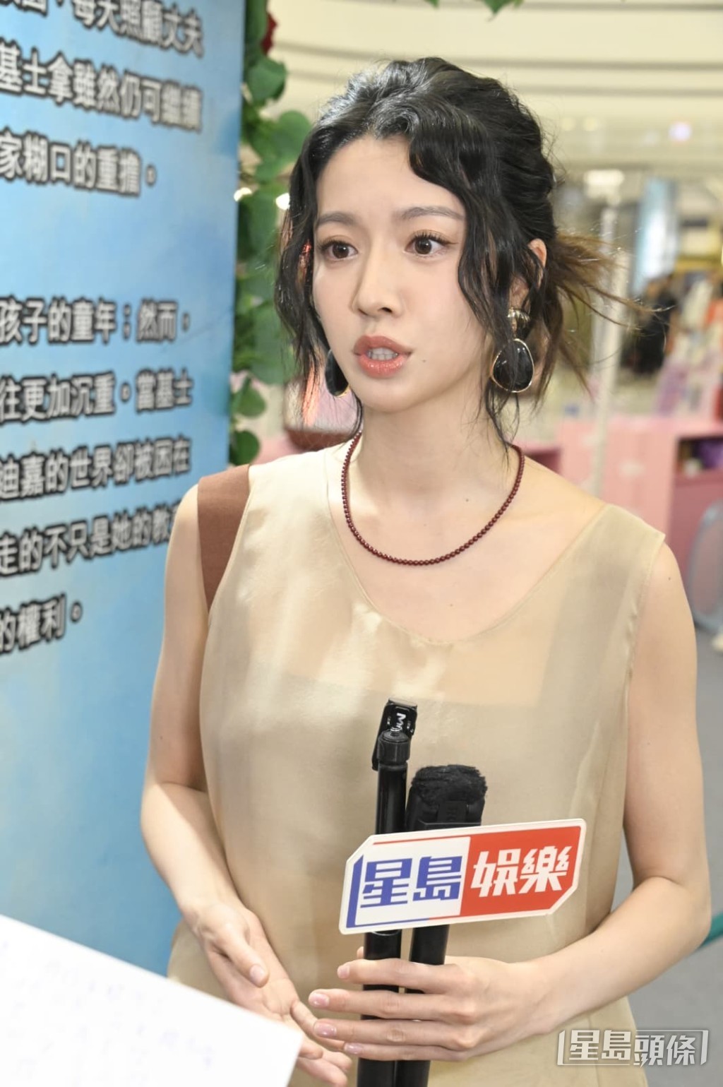 隨後她更正並形容合作對手是型男美女。