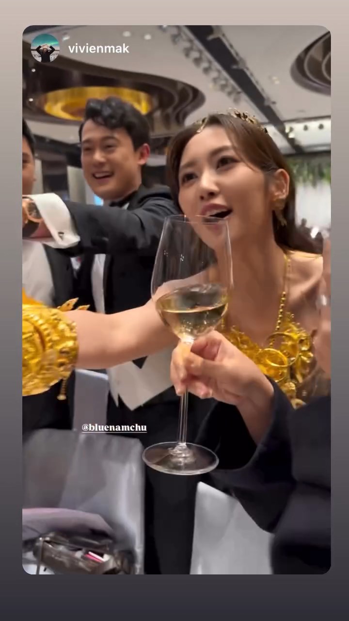 黃靜藍與丈夫一同向賓客敬酒。