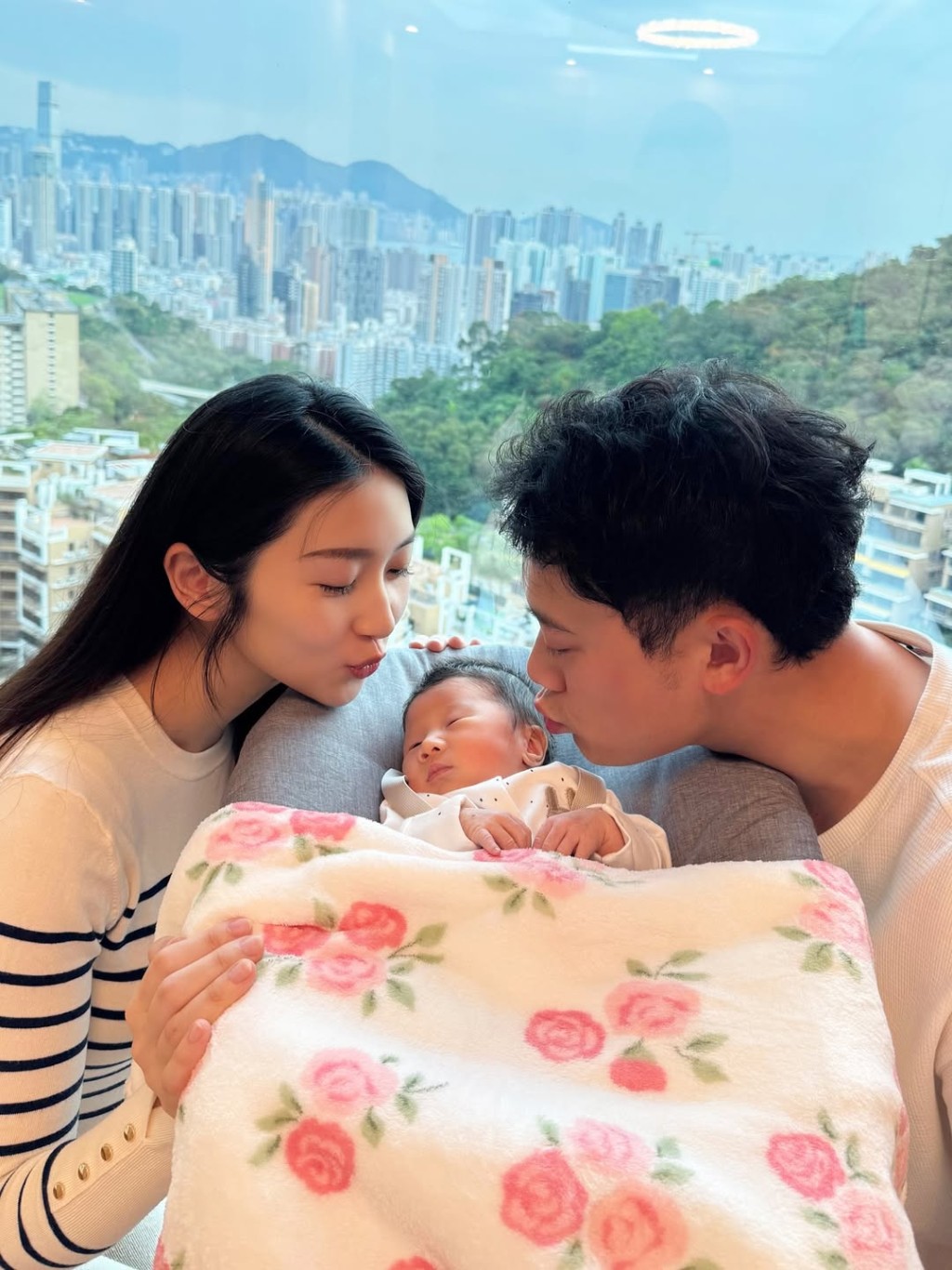 黃靜藍去年成功誕下女兒,與丈夫一起跟BB合照,一臉幸福。