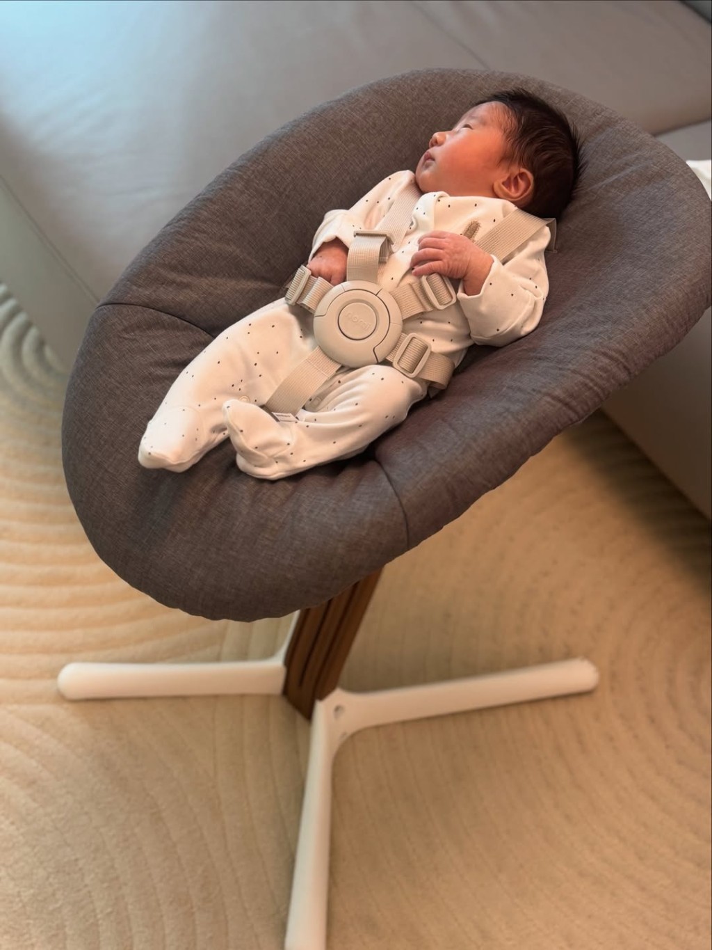 BB名叫Sienna,樣子可愛且頭髮濃密。