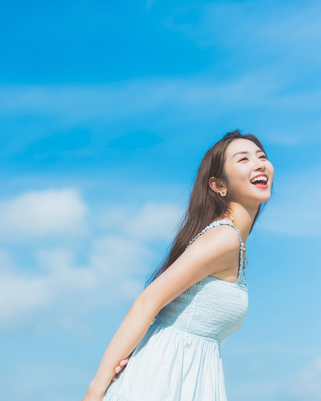 黃靜藍樣子青春。