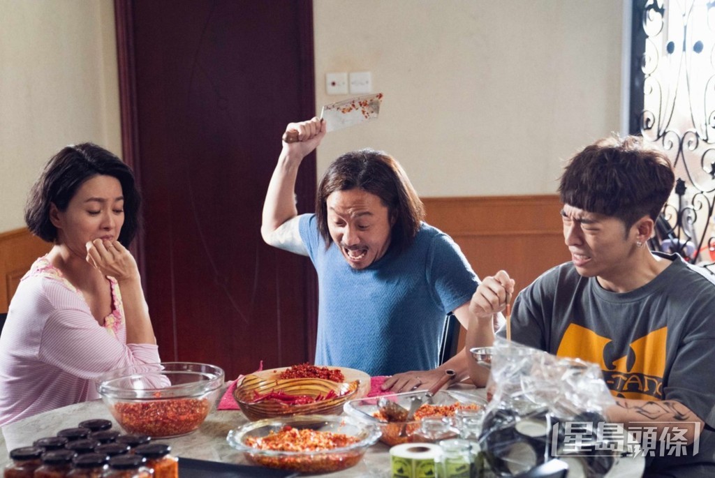 前作電影《闔家辣》以溫馨家庭喜劇作為包裝。