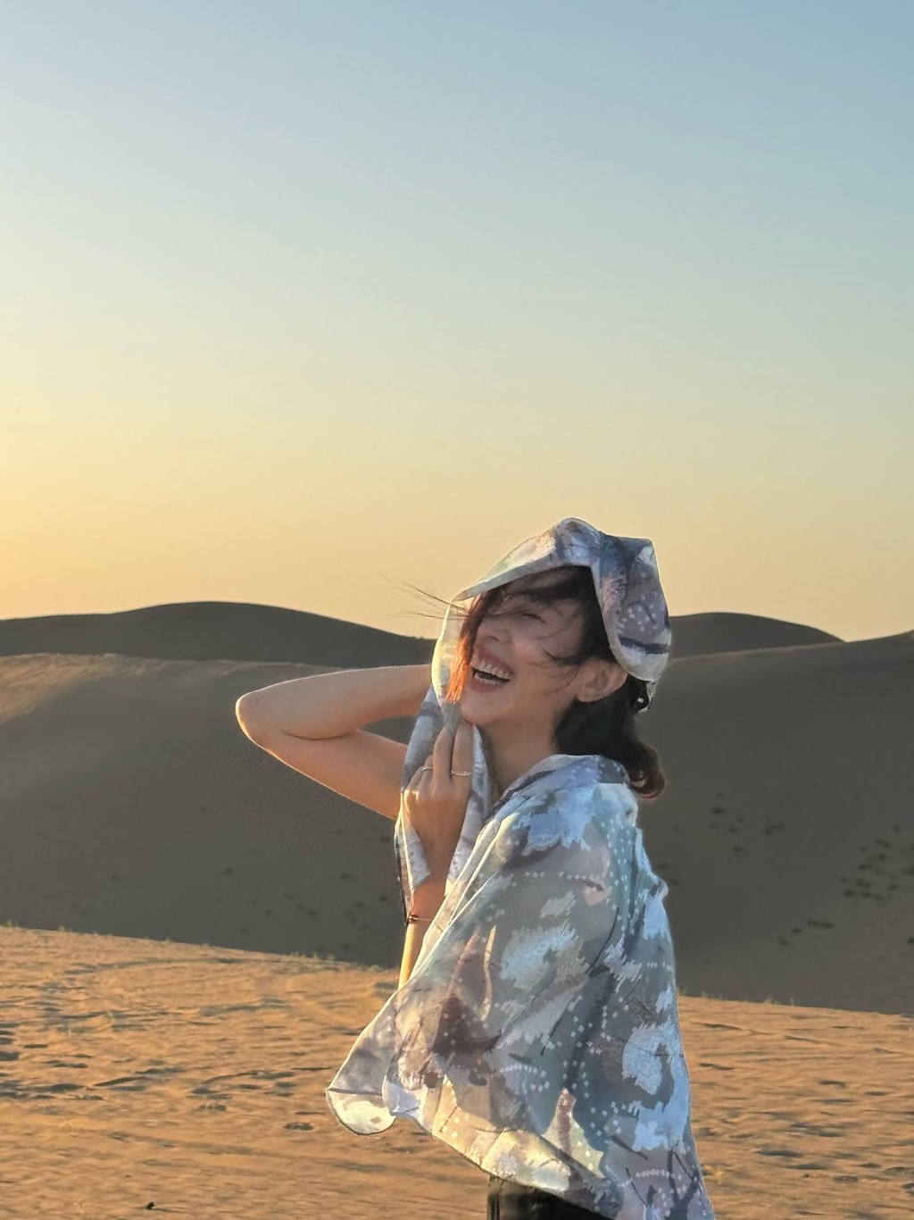 蔡少芬在沙漠中慶祝53歲生日,拍攝唯美照片。