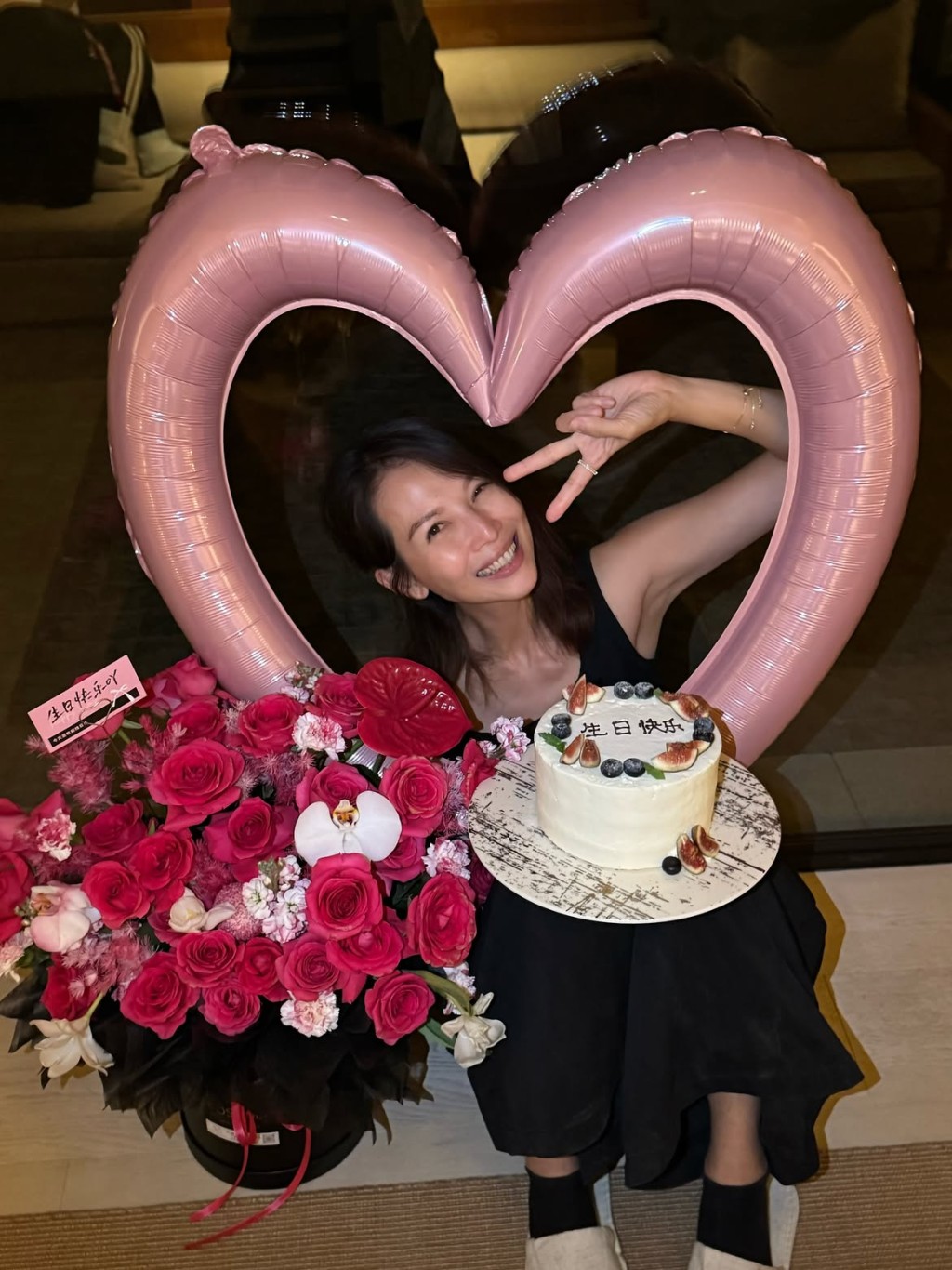 蔡少芬對著生日蛋糕,展露開心笑容。