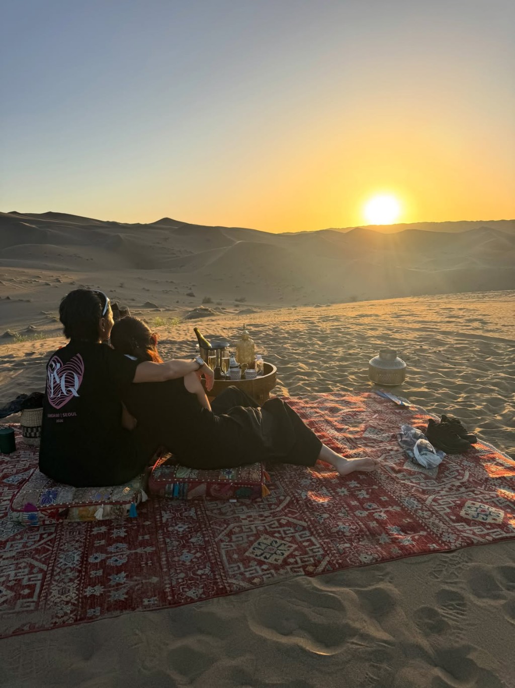 張晉摟著蔡少芬,一同欣賞沙漠夕陽。