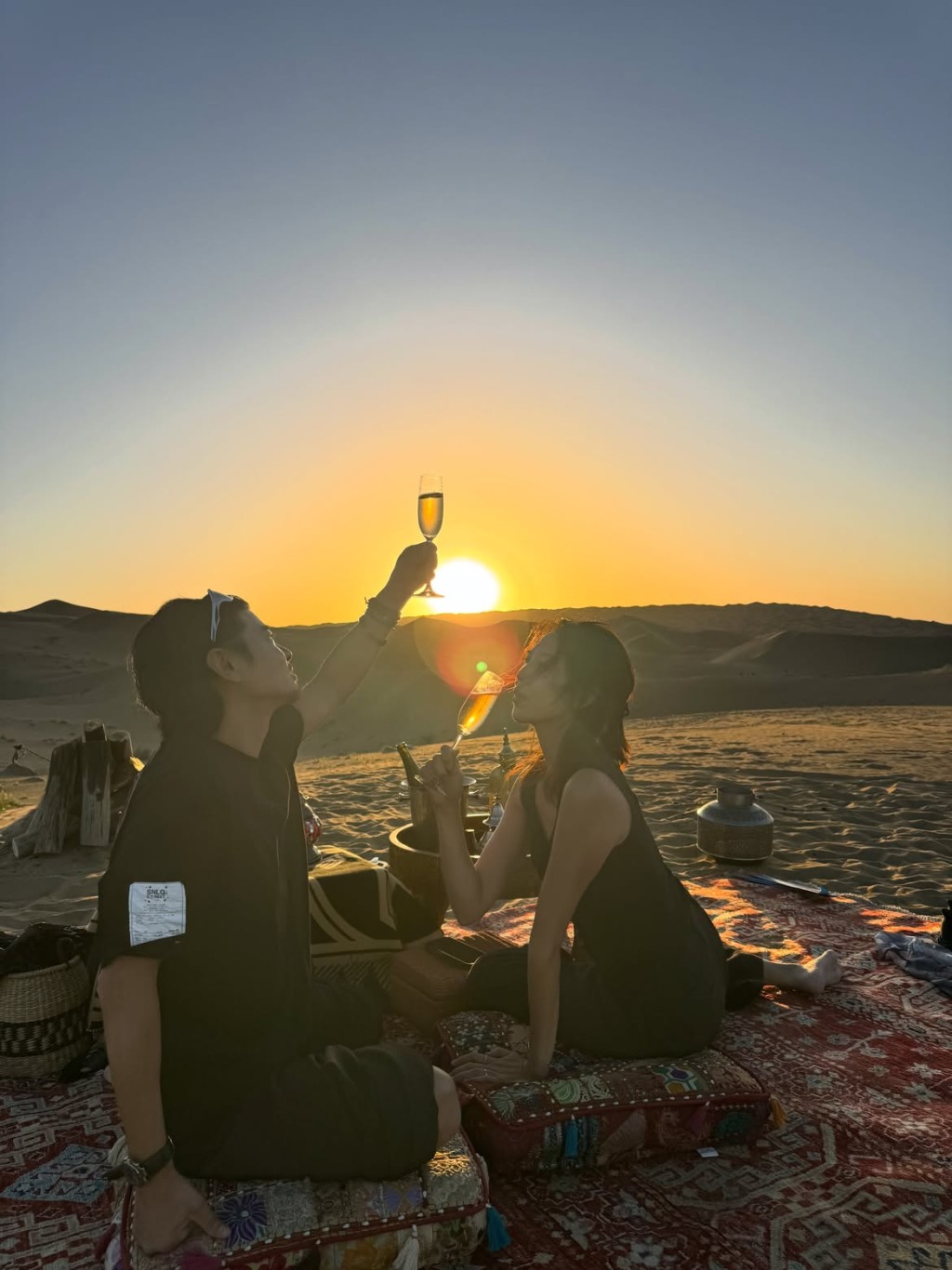張晉與太太蔡少芬舉杯共飲香檳慶祝生日。
