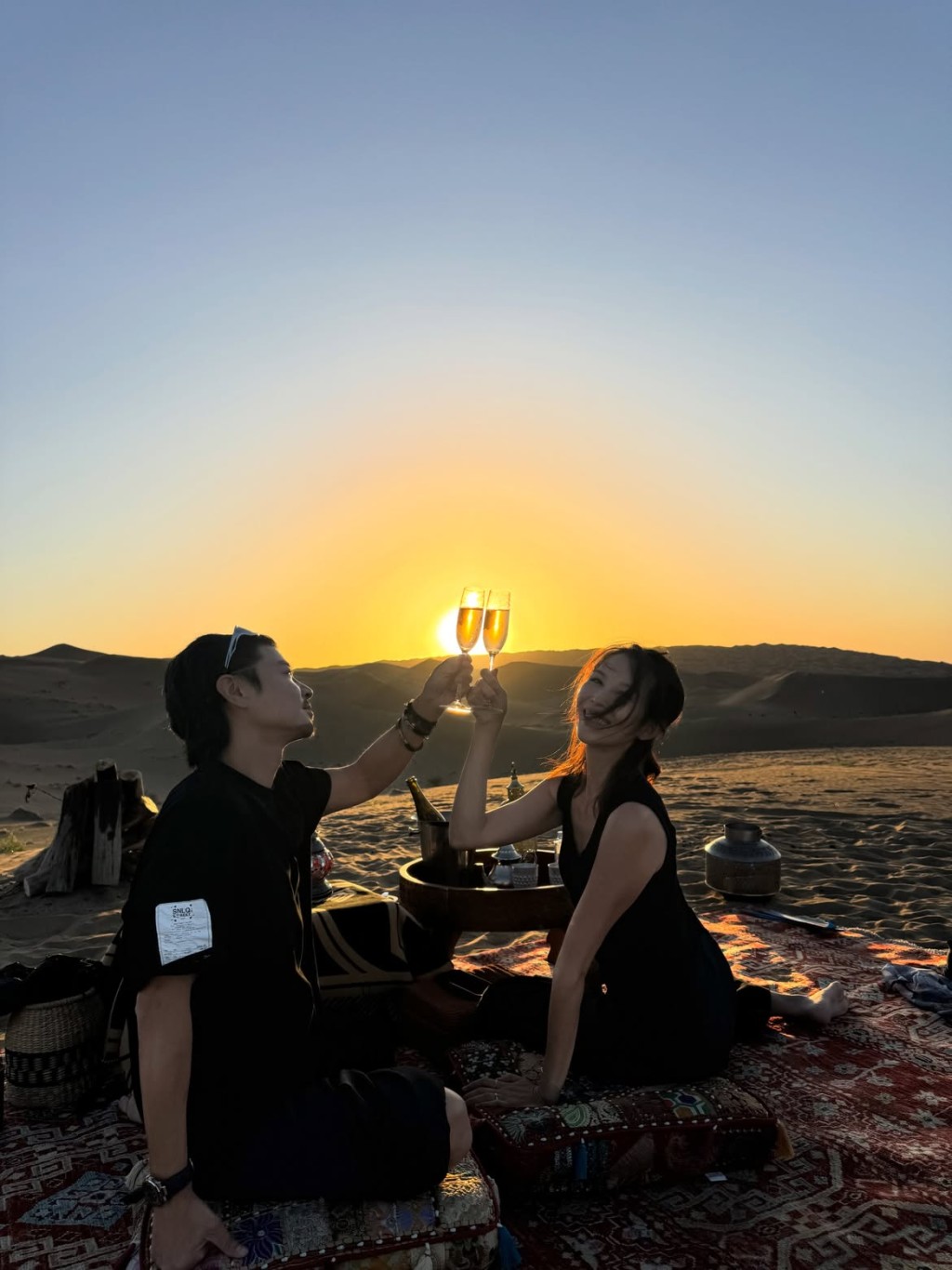 張晉與蔡少芬浪漫碰杯,場面溫馨。
