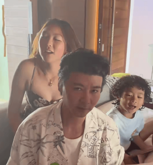 蔡少芬的女兒穿上吊帶裙,散發青春活力。
