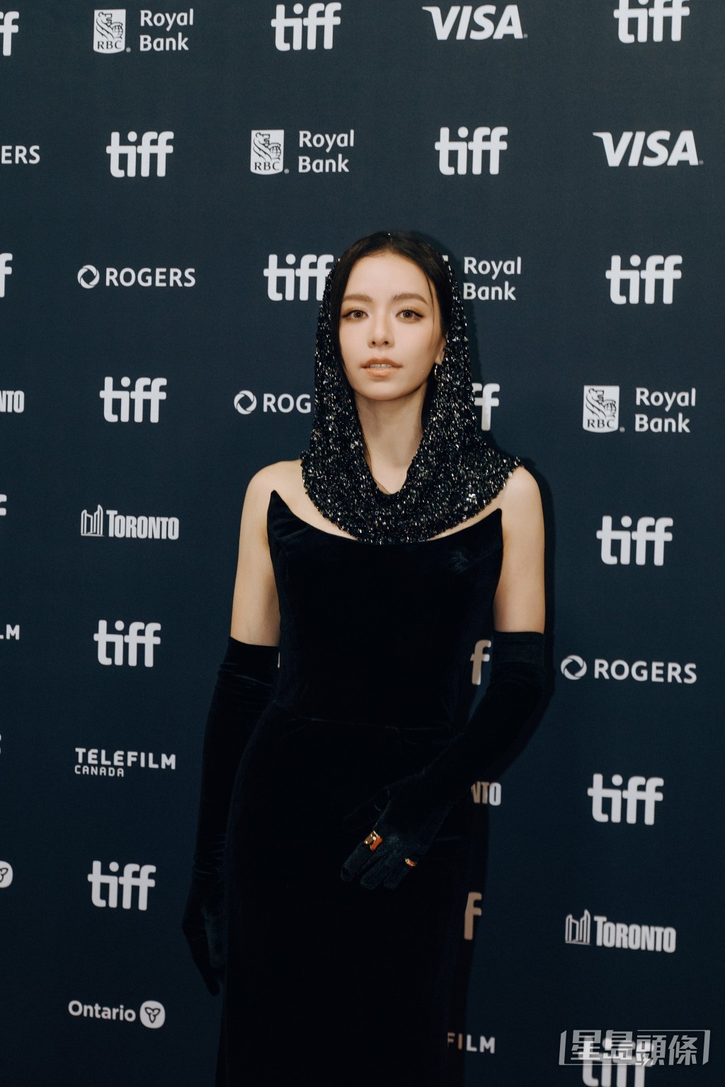 宋芸樺身穿一襲優雅黑色禮服出席首映。