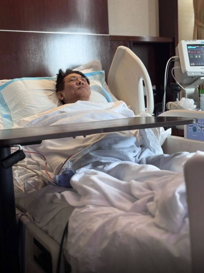 李連杰曾被拍到躺在病床上,雙眼緊閉神情痛苦。