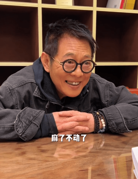 李連杰透露雙手出現麻痺、不動的情況。