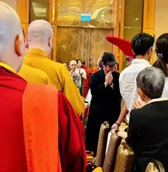 李連杰4月出席法會時被拍到面色發黑。