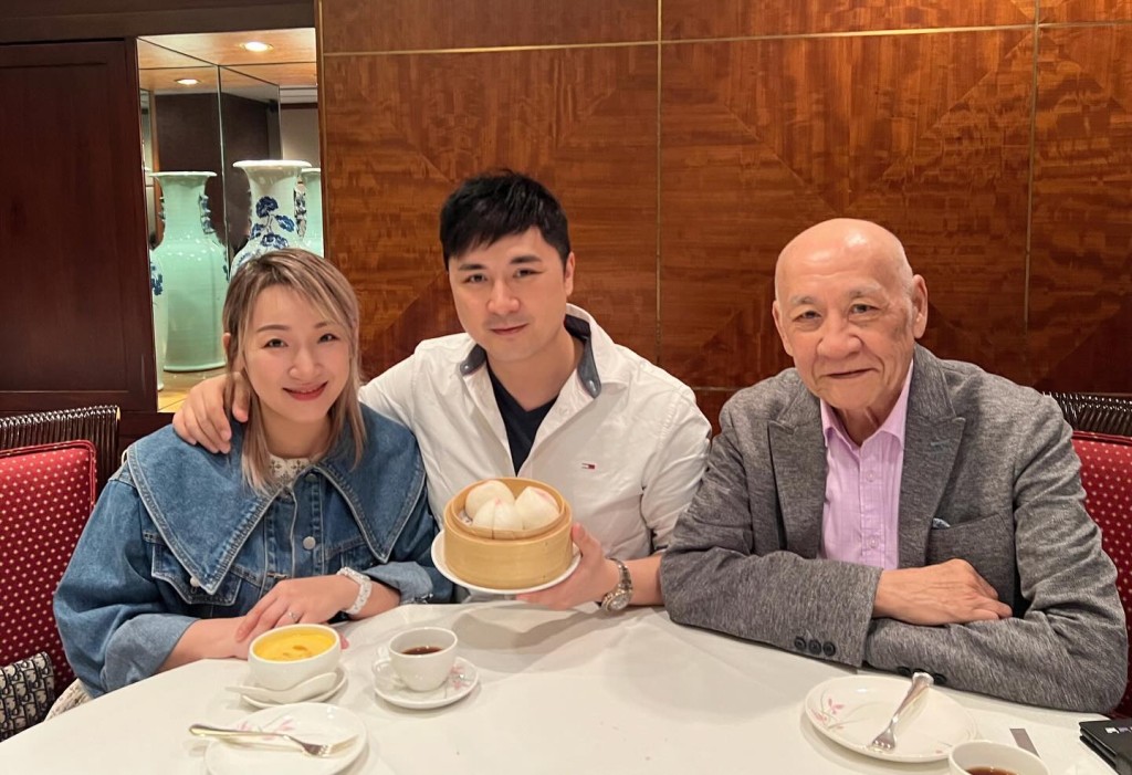 李泳豪曾在社交平台分享與太太及爸爸李家鼎食飯的日常。