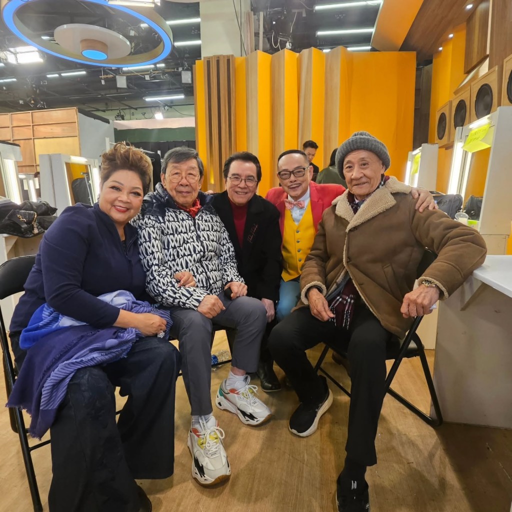 李家鼎(右一)今年初現身時的狀態,引起外界關注。