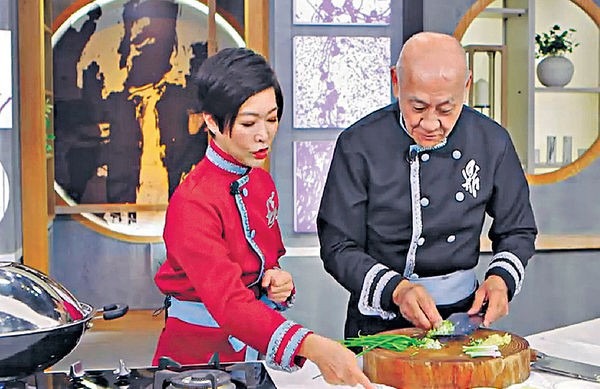 李家鼎(右)2016年起憑《阿爺廚房》系列大展廚藝,迎來事業另一高峰。