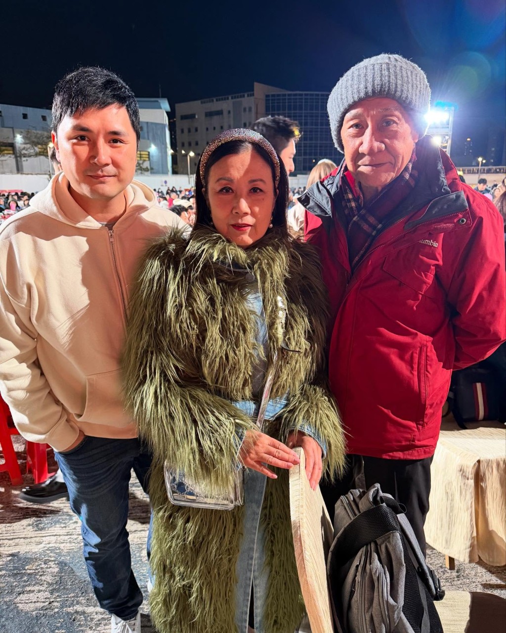 李家鼎凍到面容僵硬,神情亦有幾分呆滯。