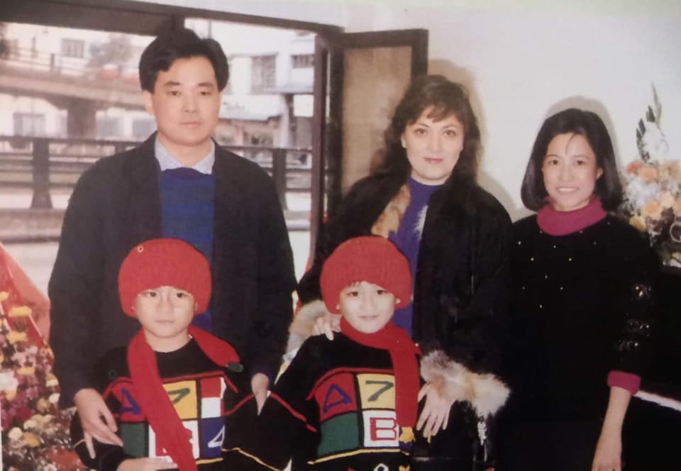 施明離世後,雙胞胎兒子李泳漢與李泳豪爆出家庭糾紛。