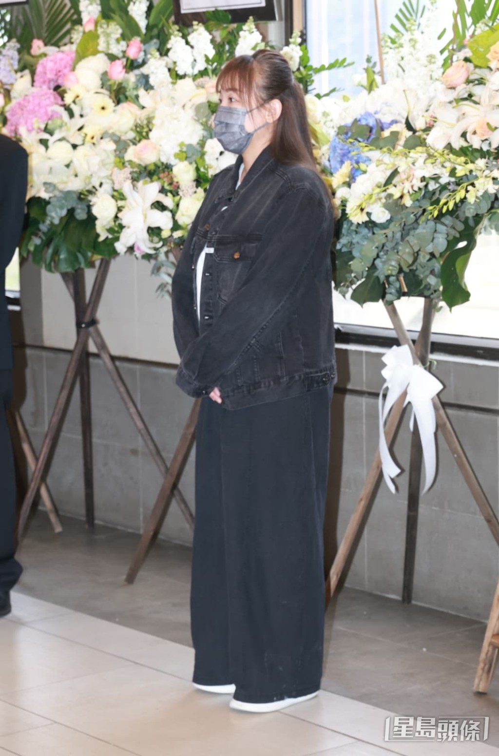 李泳豪太太林妤謙(Agnes)在靈堂門口被黑衣工作人員阻攔,未能進入。