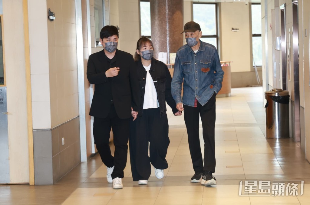 李泳豪夫婦陪伴父親李家鼎現身施明喪禮。