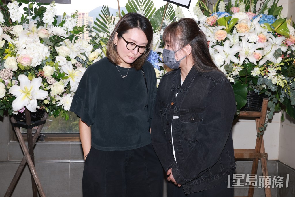 黃宇詩與被拒入靈堂的李泳豪太太Agnes交談。