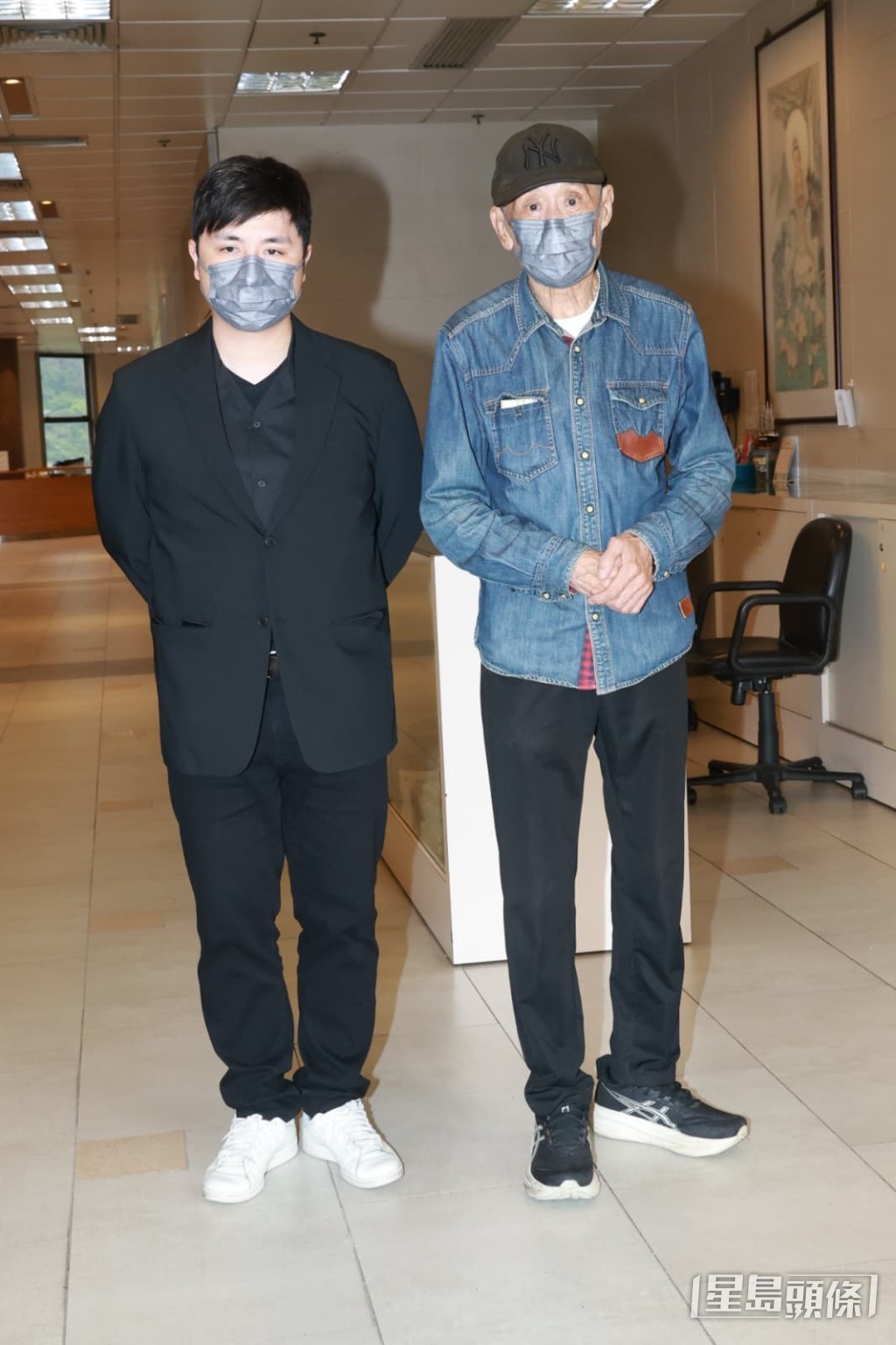 被問及身體狀況,李家鼎指著喉嚨未有開腔,李泳豪表示:「佢講唔到嘢。」
