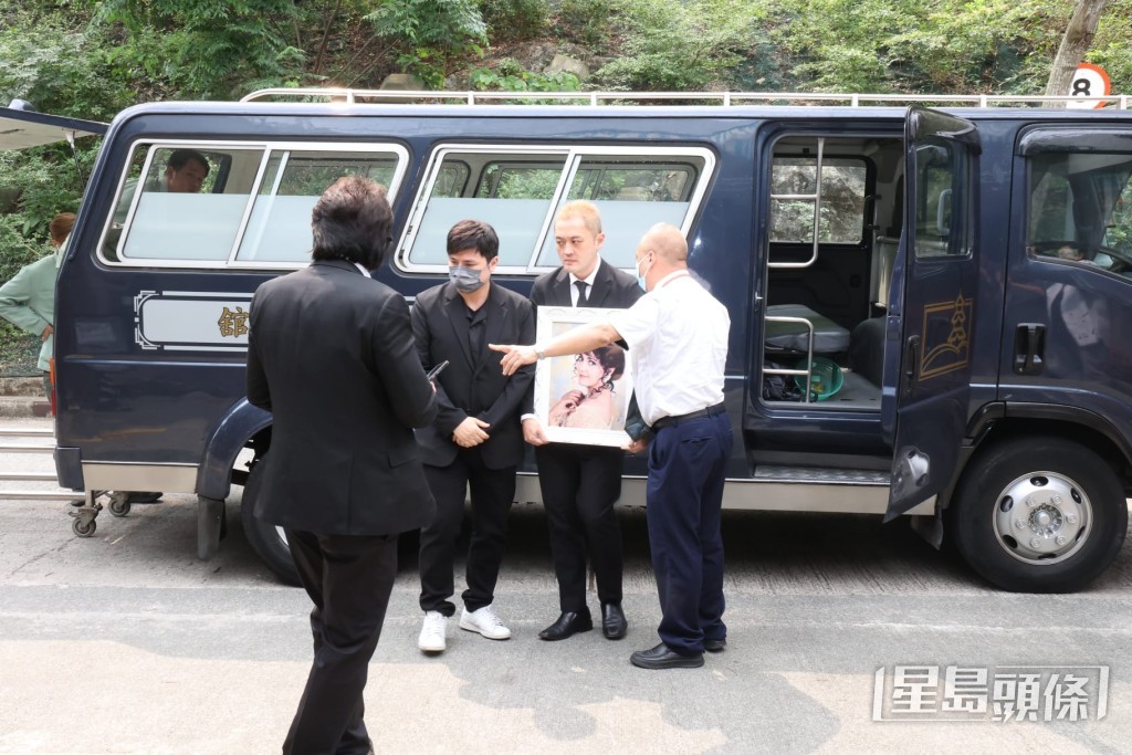 李泳漢與李泳豪乘坐靈車抵達火葬場。