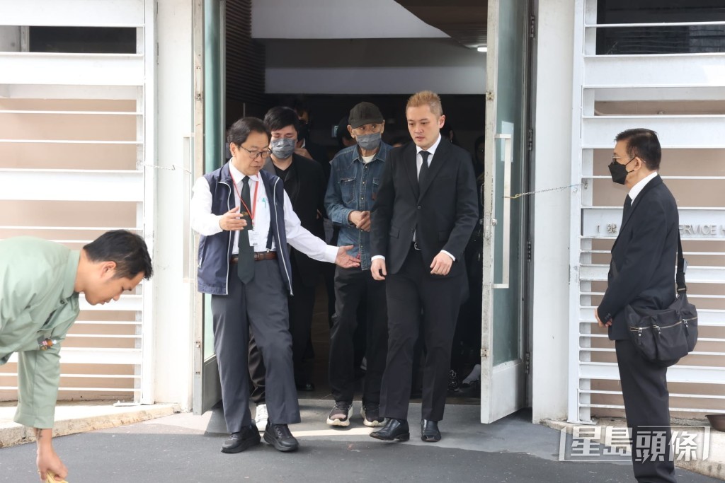 施明火化儀式結束,李家鼎三父子步出禮堂並跨火盆,李泳漢與李泳豪沒有交流。