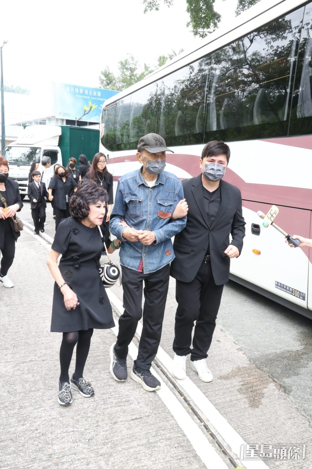 李泳豪全程在旁攙扶李家鼎,並指父親「佢今日講不到嘢」。