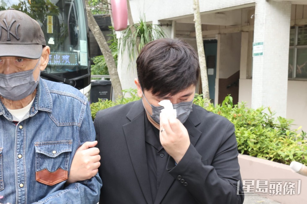 李泳豪不停拭淚。
