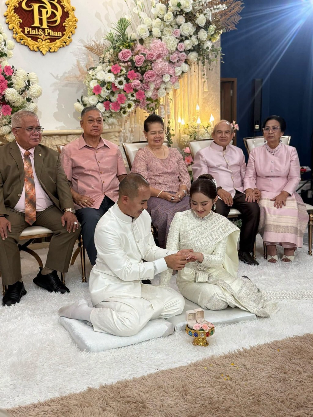婚禮儀式依照泰國傳統與婆羅門教古禮進行。