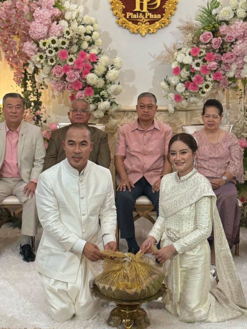 這場婚禮由新娘Mor Plai親自策劃籌辦。
