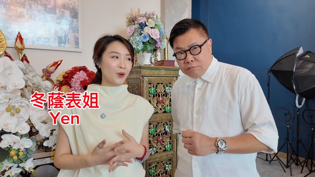胡慧冲在YouTube上載與冬蔭表姐一同訪問泰國命理師Mor Plai的影片。
