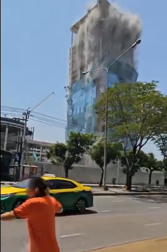 街上途人拍下大樓倒塌情況。