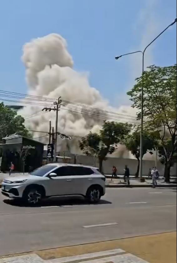 街上途人拍下大樓倒塌情況。