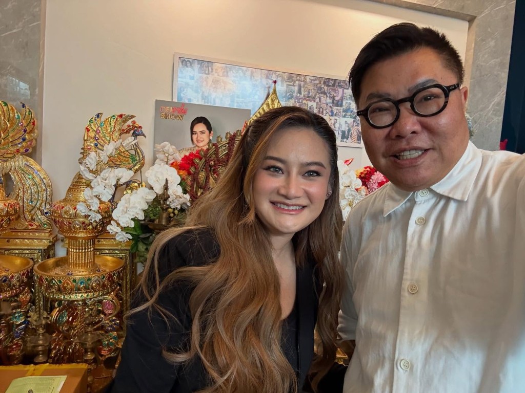 胡慧冲訪問泰國爆紅命理師Mor Plai。