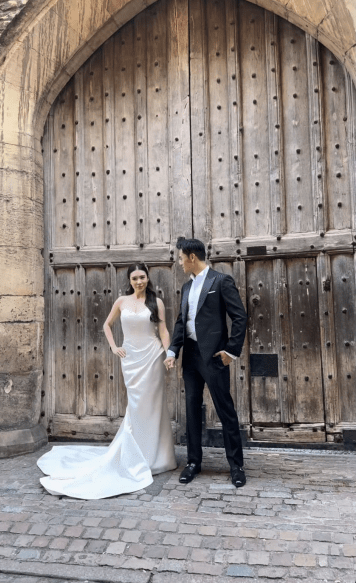 施宇琪身穿純白婚紗，與未婚夫手牽手，在英國古典校園建築前露出幸福笑容。