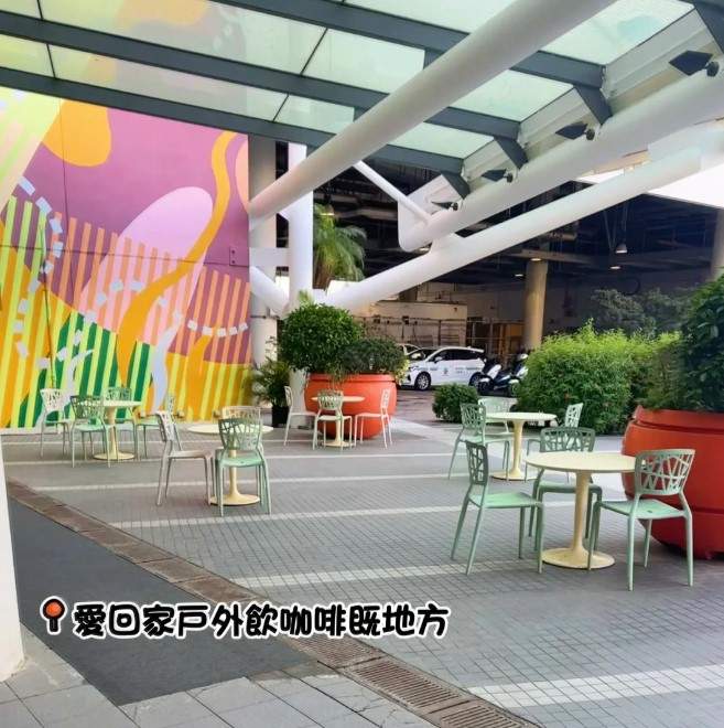 在《愛回家》的經典場景打卡留念。