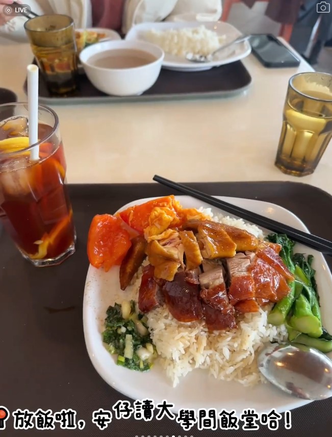 用餐時間到了，這裡正是劇中金城安的大學飯堂。