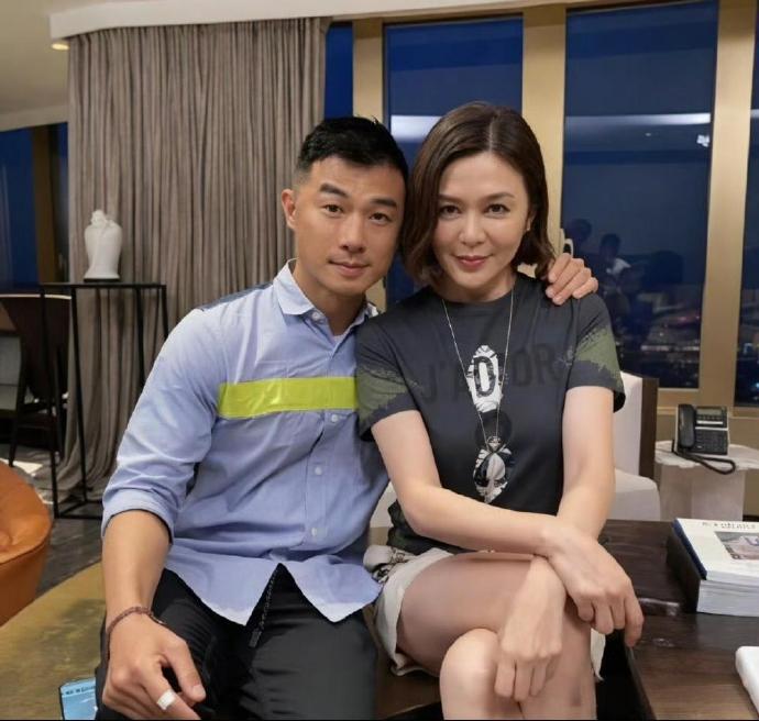 有傳關之琳在廣州一個展覽認識男模Johan，兩人相談甚歡。