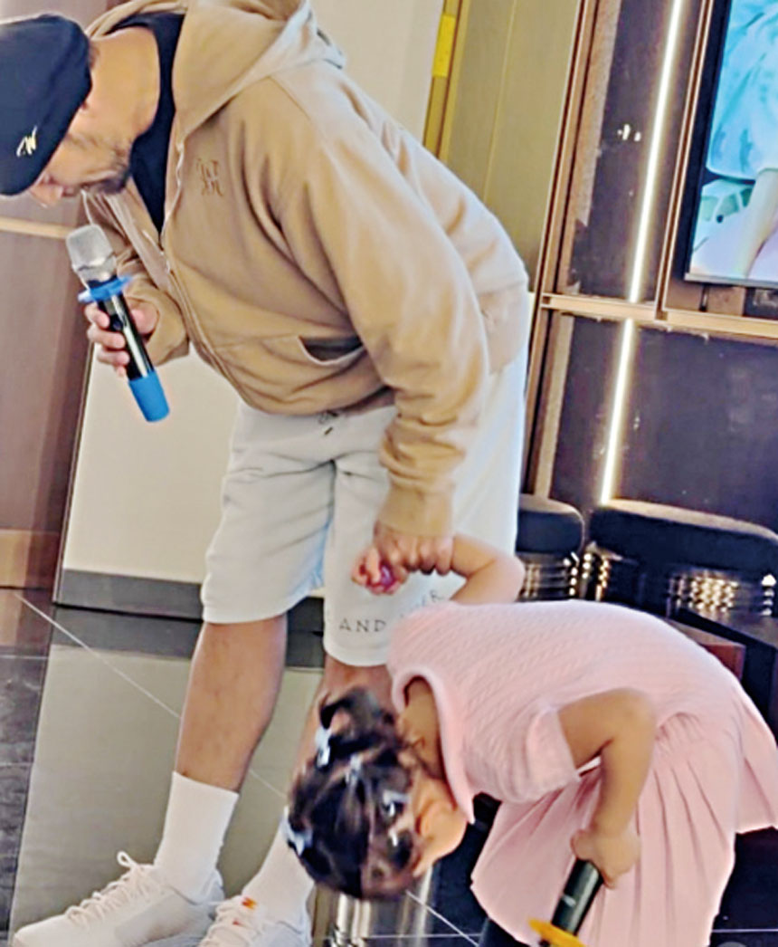 周杰倫和小女兒一起唱歌，謝幕時小女兒深深鞠躬。網上圖片