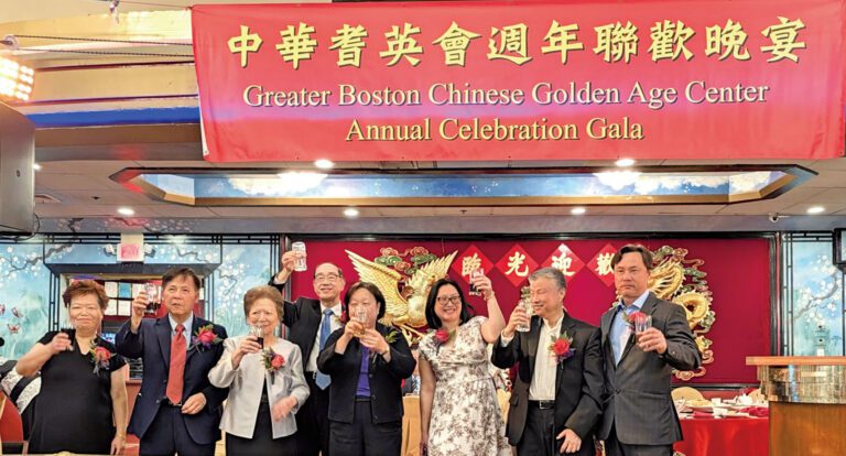 中華耆英會職員和董事向來賓們敬酒。李?攝