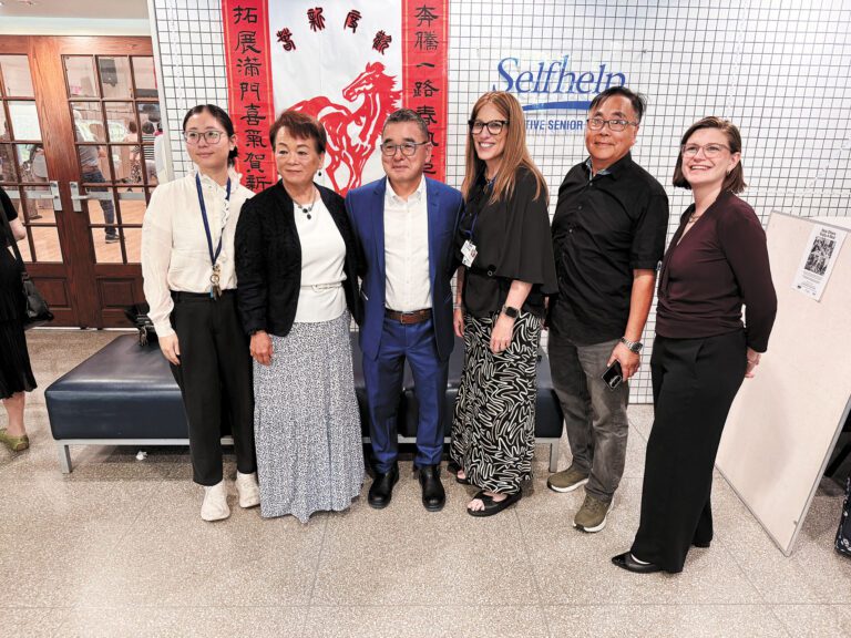 顧雅明加入自強社區服務中心董事會。中心提供圖片
