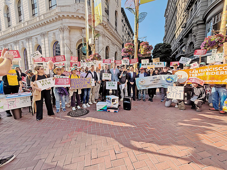 三藩市市長羅偉與灣區公共交通、工會及社區團體代表在跑華街纜車總站為「區域公共交通措施」(RTM)及三藩市H提案造勢。主辦方提供