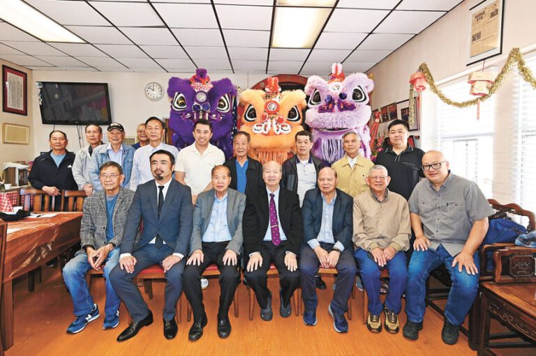 梁氏首長及宗親齊聚會館禮堂合影。馬紅兵攝